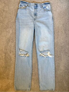 Abercrombie & Fitch 90s Straight Leg Ultra High Rise Size 8 Jeans Ripped Knee